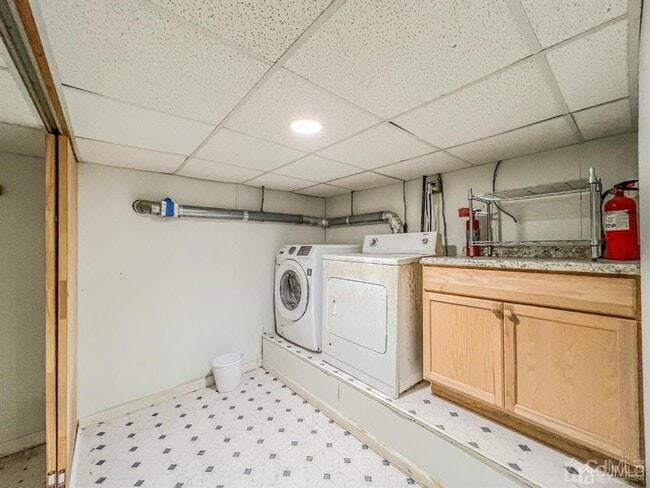 Building Photo - 114 Larch St