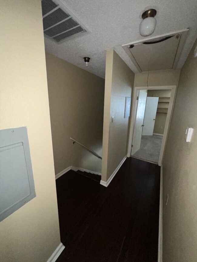 Building Photo - Beautiful 2 Bed, 2.5 Bath townhome on Jefferson Hwy