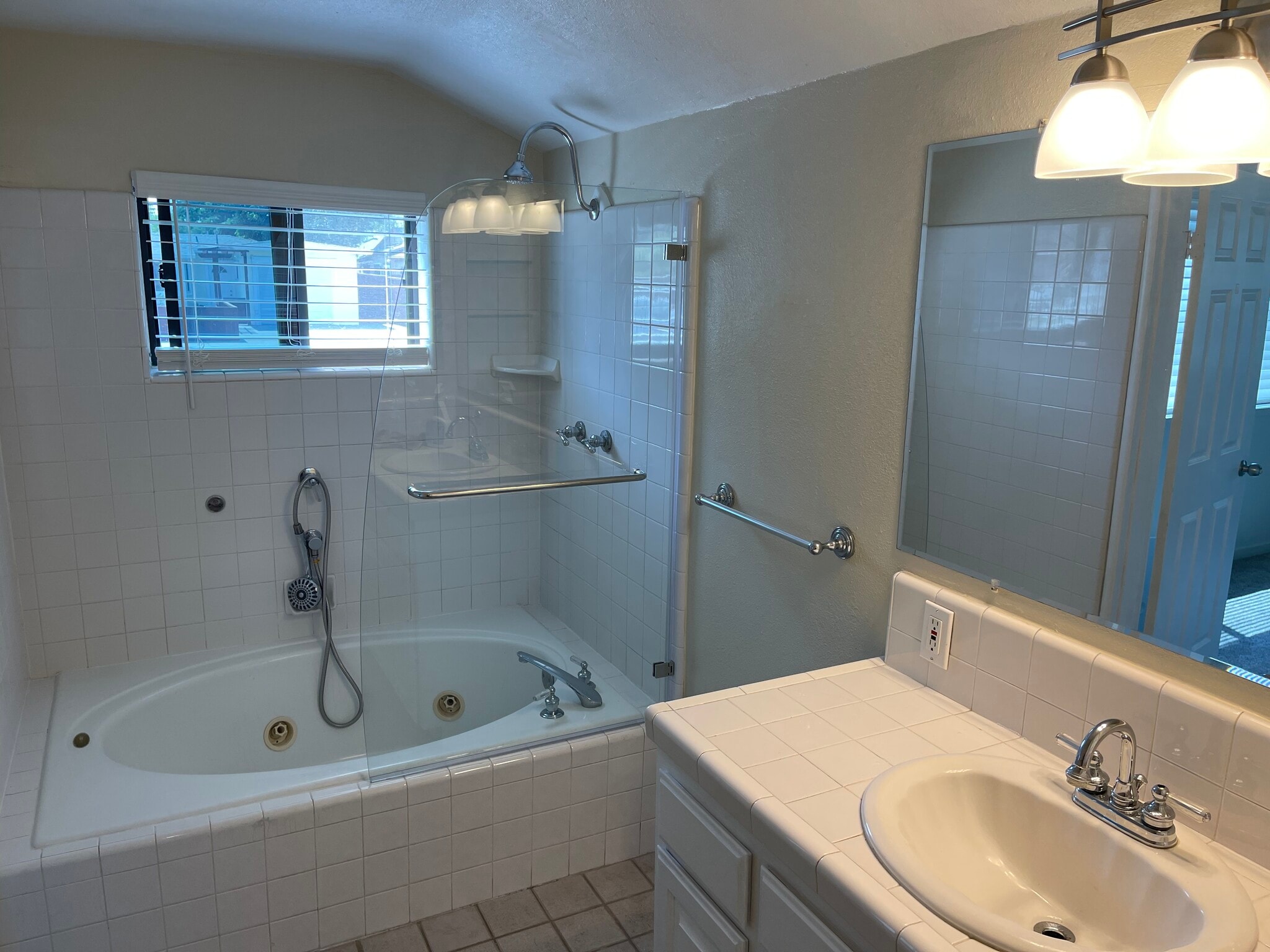 Master bath - 1374 Olivina Ave