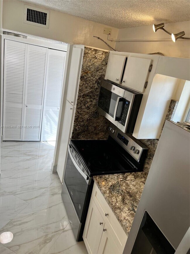 Building Photo - 10181 Twin Lakes Dr