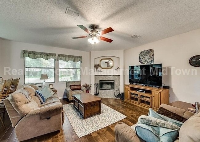 Building Photo - Spacious, Freshly Updated Family Home in P...