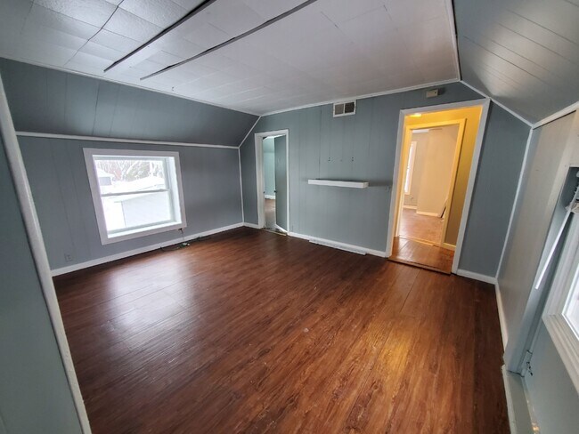 Building Photo - Country living - upper level DUPLEX FOR RE...