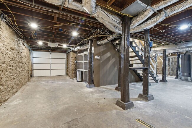 Building Photo - 1002 Sutton Hill Rd