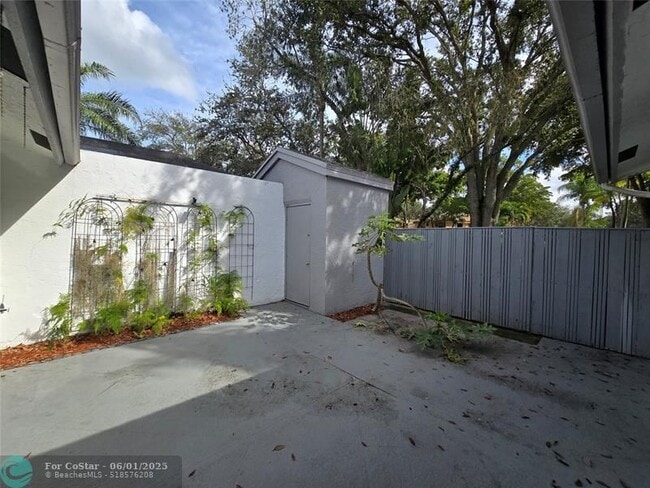 Building Photo - 4455 Carambola Cir N