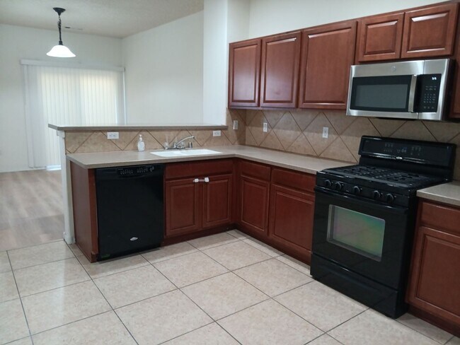 Building Photo - Beautiful 3 bedroom 3 bathroom home! Showi...