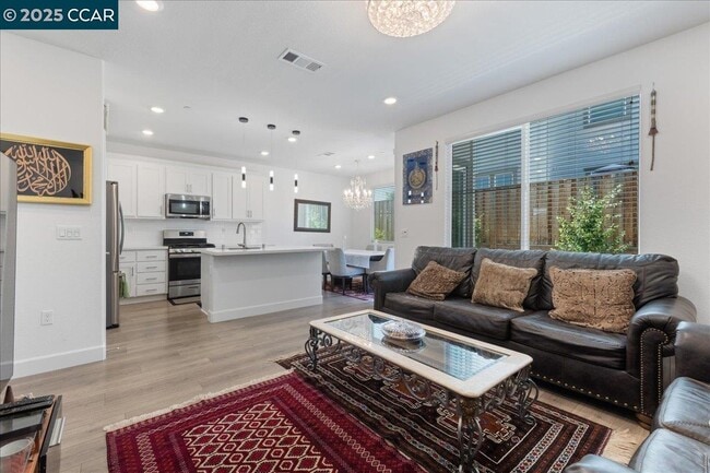 Building Photo - 300 Hideaway Ln