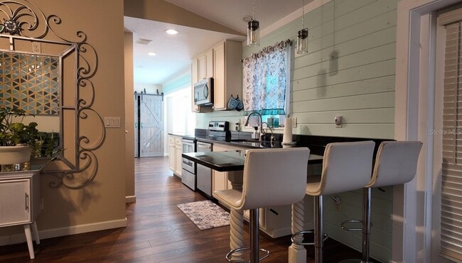 Building Photo - 4180 Pompano Rd