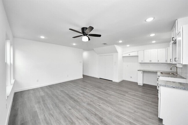 Building Photo - 2322 Wavell St