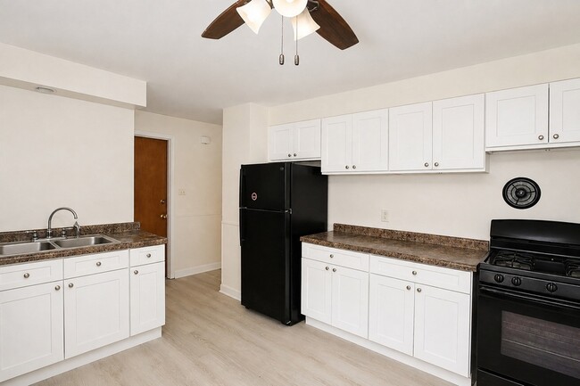 Building Photo - 4843 Elm St