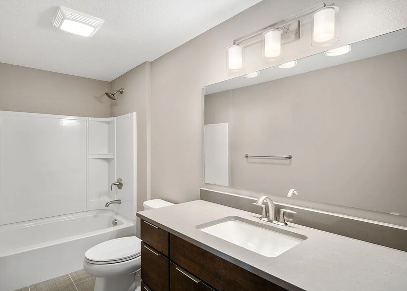 Full Guest Bathroom - 216 E Center St