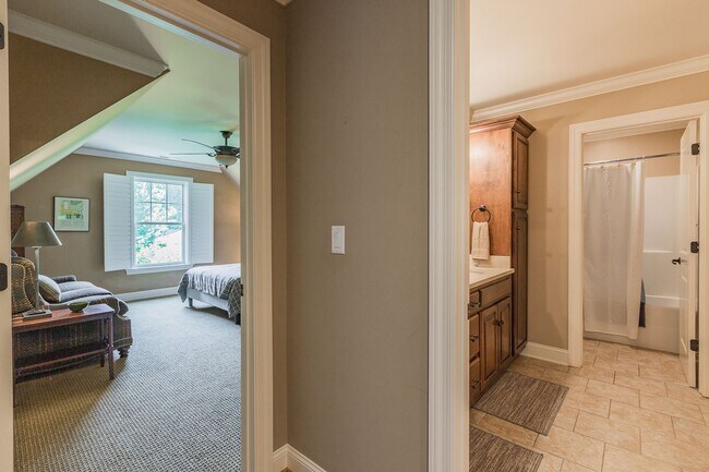 Building Photo - Fully Furnished Home!