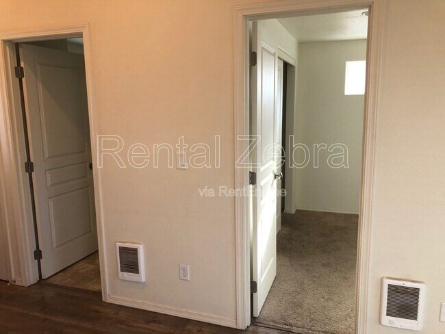 Building Photo - 208 SE 4th St