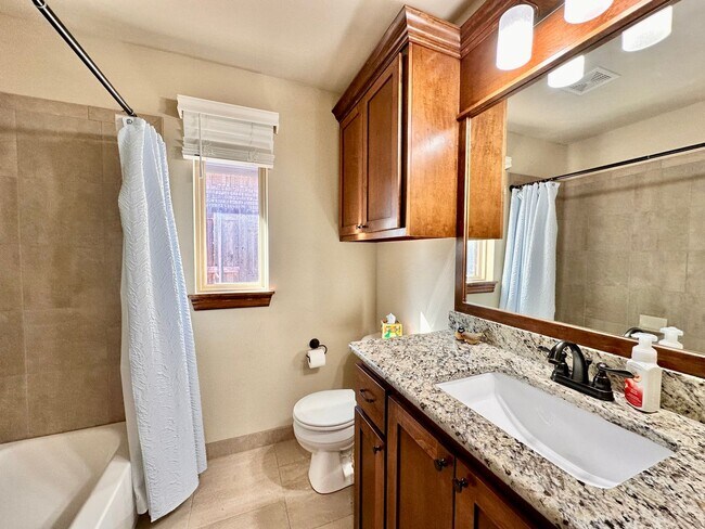 Building Photo - 3 bed, 2 bath home in Moore - Move in Deposit-Free! (If Qualified)