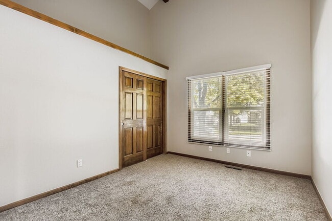 Building Photo - 7663 S Cove Cir