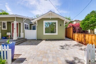 Building Photo - Beautiful 1 Bed 1 Bath Cottage in Highly D...