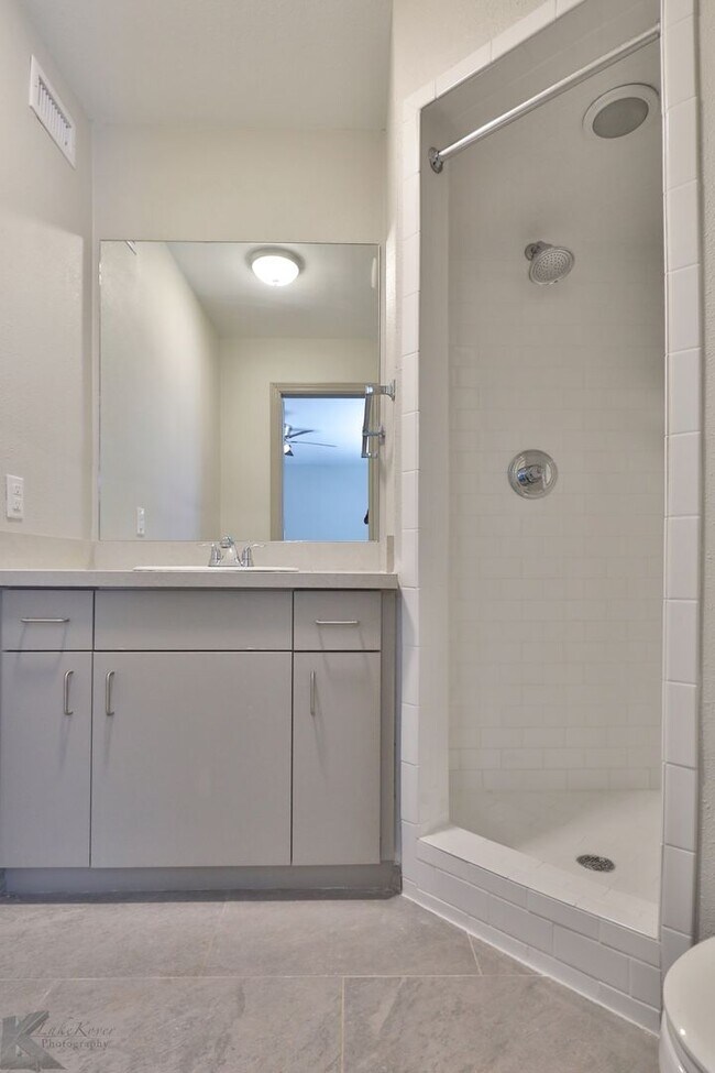 Building Photo - Newly Remodeled South Abilene Apartments!