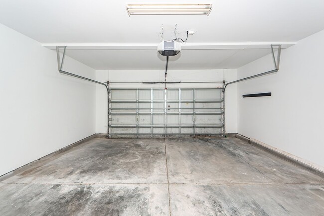 Building Photo - 4 Bedroom 2.5 Bath Home in Felder Creek - ...