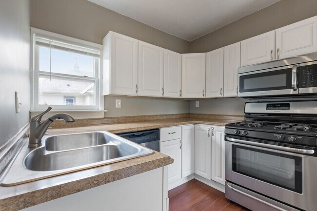 Building Photo - 3BR/1Bath + Office Area Available Sept 12t...