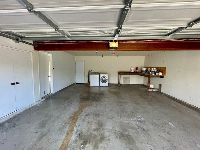 Building Photo - Beautiful 4B/2.5BA House in Oceanside w/ Attached Garage & W/D!