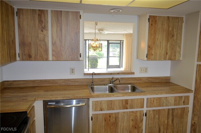 Building Photo - 4009 SE 11th Pl