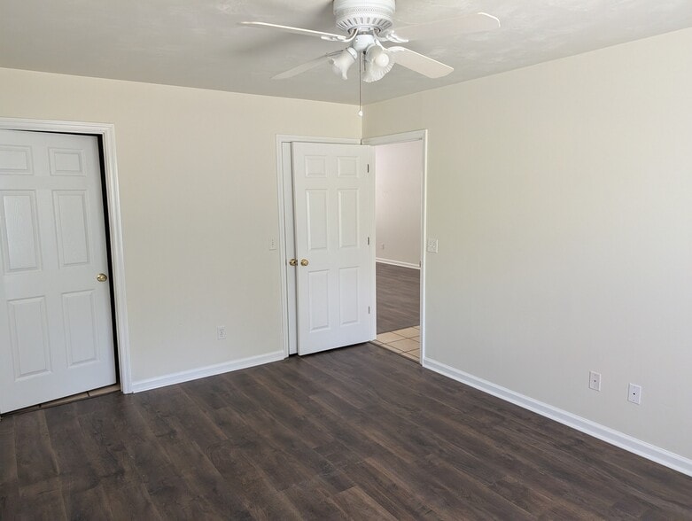 Master - 2423 Chateau Ln