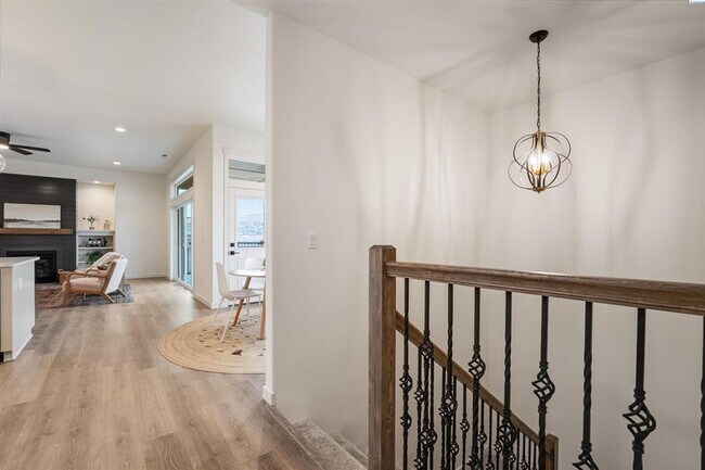 Building Photo - Stunning New Construction Five Bedroom Three Bath in South Richland!
