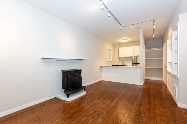 Building Photo - Pacific Heights: Remodeled Garden Apartment w/ Shared Patio One Block from the Presidio