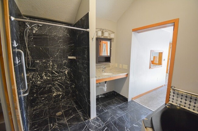 Building Photo - For Rent: 2 Bed, 1 Bath Home Near Mayo Clinic