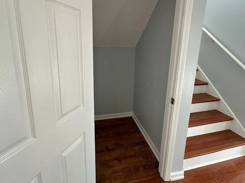 Building Photo - Room in House on Lakeview Rd