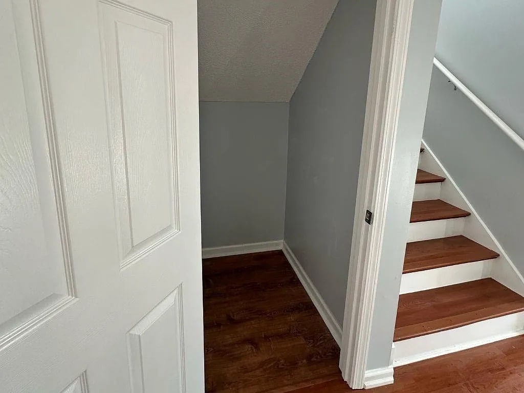 Building Photo - Room in House on Lakeview Rd