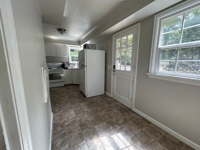 Building Photo - 2 Bed, 1.5 Bath Home with Basement and Sunroom