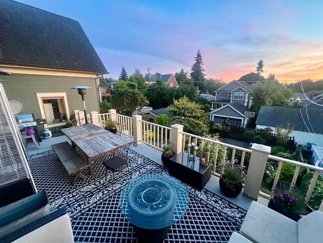 Building Photo - Queen Anne Home