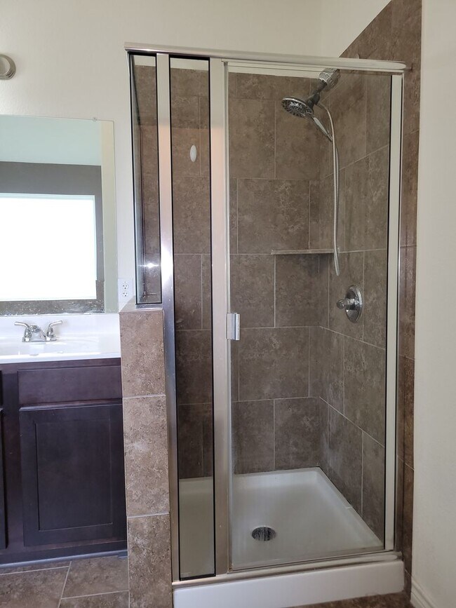Building Photo - Open floor plan & small pets allowed! 3BD/2BA home in Killeen!