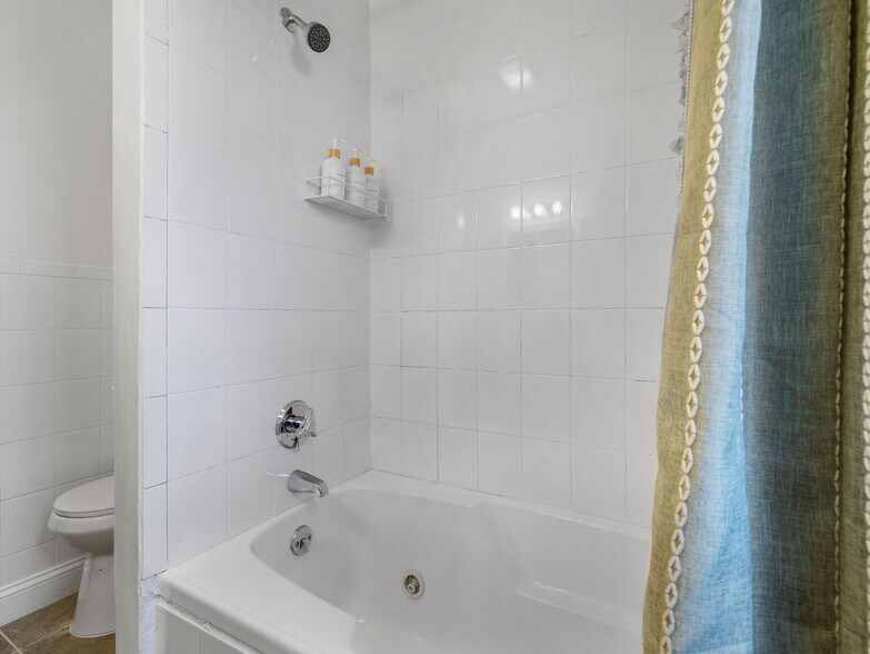 Building Photo - 168 School St