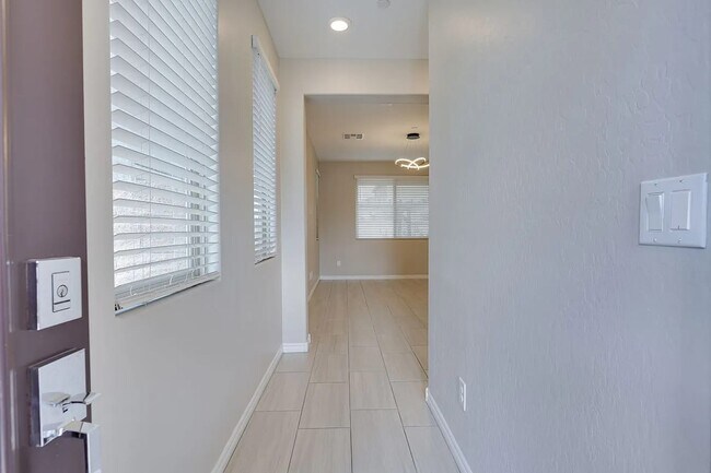 Building Photo - 932 Lotus Falls St
