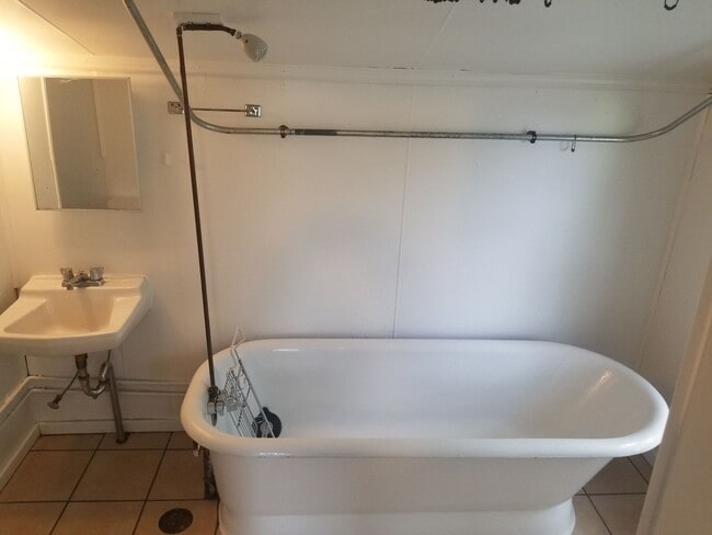 Building Photo - 226  1/2   E.  5TH STREET