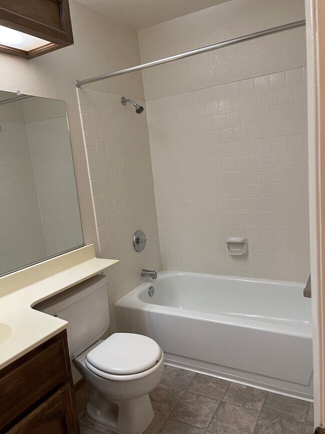 Building Photo - 3 Bedroom 2 Bathroom in Pocket