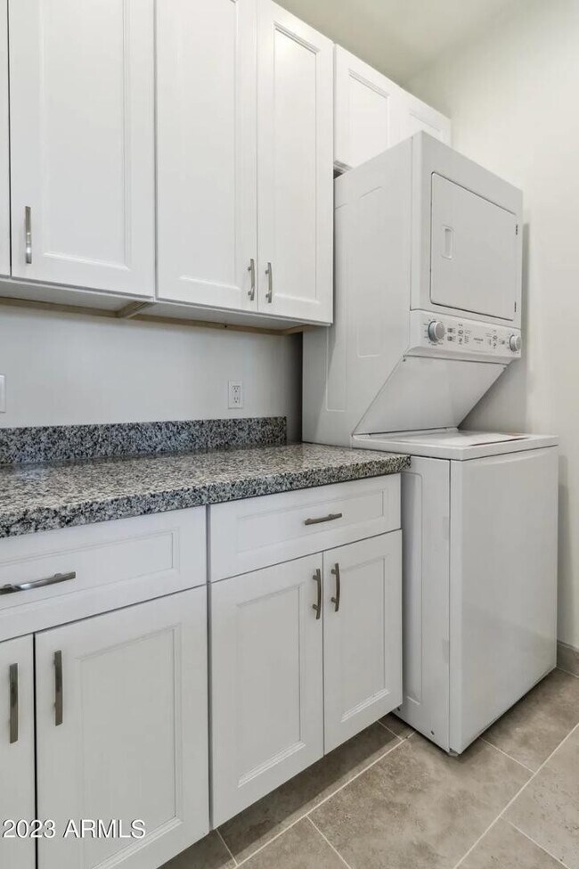 Building Photo - 902 W Hazelwood St