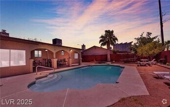 Building Photo - 3-bedroom (with a possible 4th bedroom) 2-...