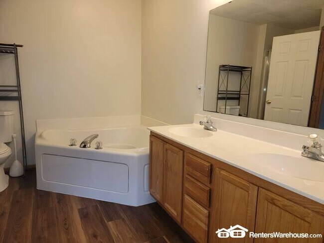 Building Photo - Available now! A gorgeous 2 bedroom, 1 1/2 bath end unit townhome in Farmington!