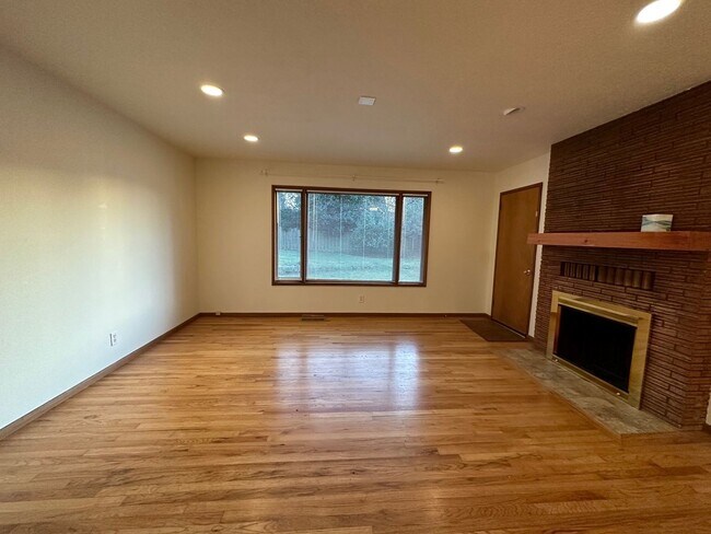 Building Photo - 12820 SW Glenhaven St