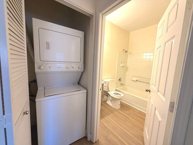 Building Photo - SPACIOUS 2BED/2BATH CONDO * FIRST FLOOR UNIT*