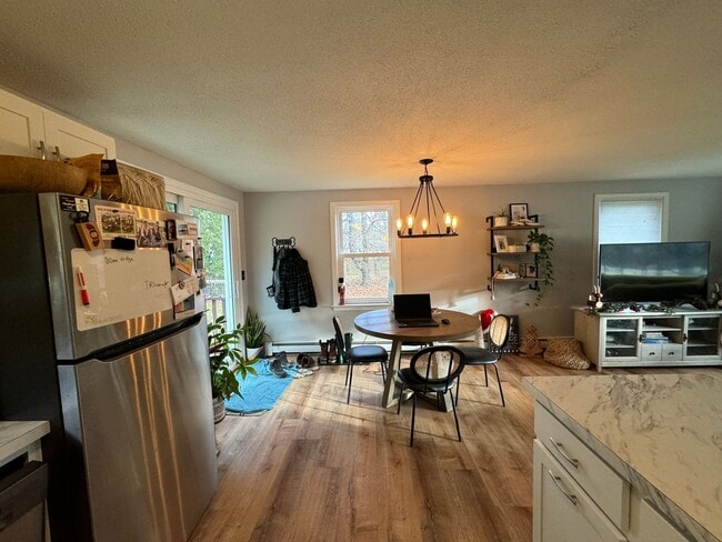 Building Photo - Charming 2 Bed, 1.5 Bath Raised Ranch