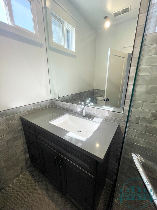 Building Photo - 330 23rd Ave