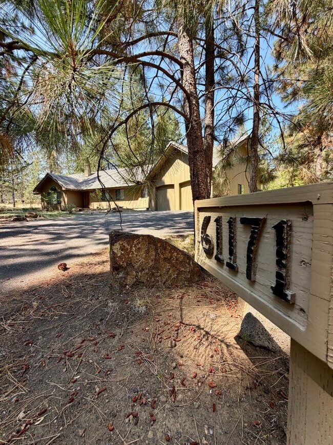 Building Photo - 61171 Minaret Cir