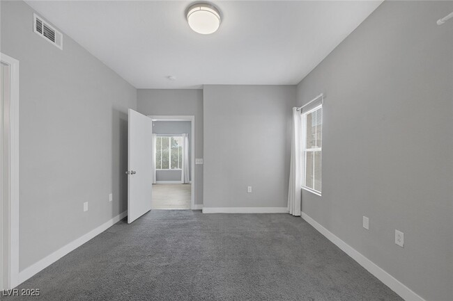 Building Photo - 3400 Cabana Dr