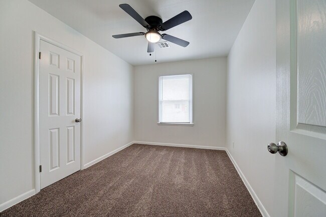 Building Photo - 4704 SE 18th St