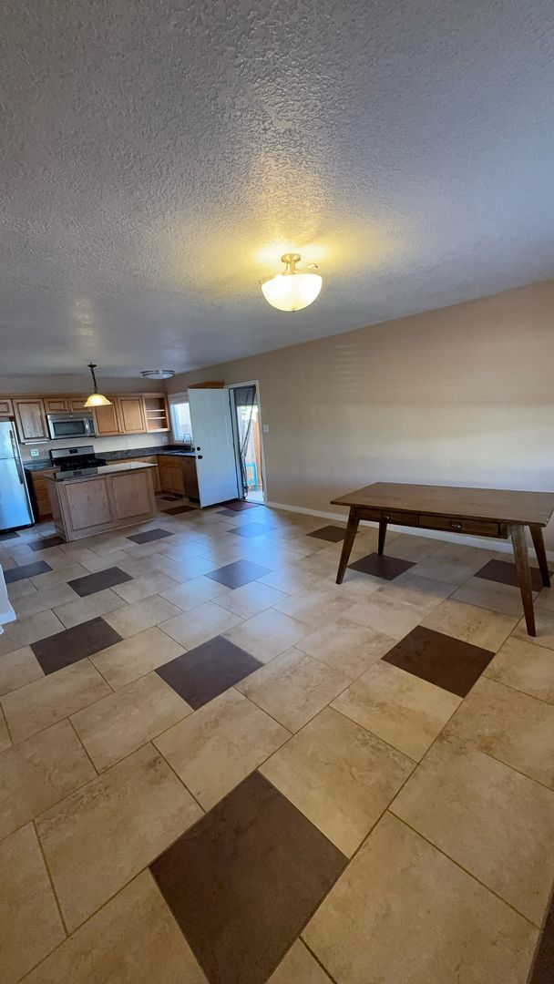 Building Photo - Townhome 855/sf 2 Bedroom 1 Bath with Garage