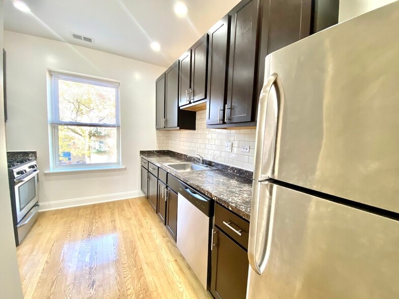 Building Photo - 1010 W Sunnyside Ave