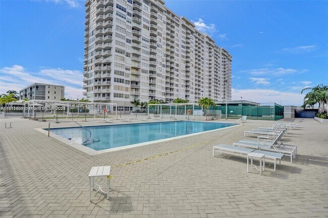 Building Photo - 18051 Biscayne Blvd